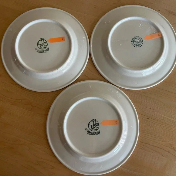 Vintage Yale University Dinner Plates by Syracuse- Qui Transulit Sustinet- 1980s - Picture 5 of 8